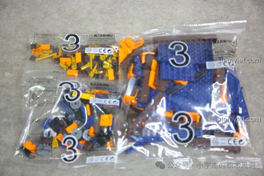 Các mảnh ghép từ túi số 3 của bộ ZHEGAO 991011 Xe Điện Cổ Điển Nostalgic, bao gồm các chi tiết màu xanh dương và vàng, tạo điểm nhấn cho tầng trên.