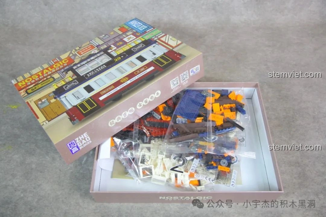 Mở hộp đồ chơi lắp ráp ZHEGAO 991011 Xe Điện Cổ Điển Nostalgic, lộ ra các túi mảnh ghép được phân loại gọn gàng, sẵn sàng cho quá trình lắp ráp.