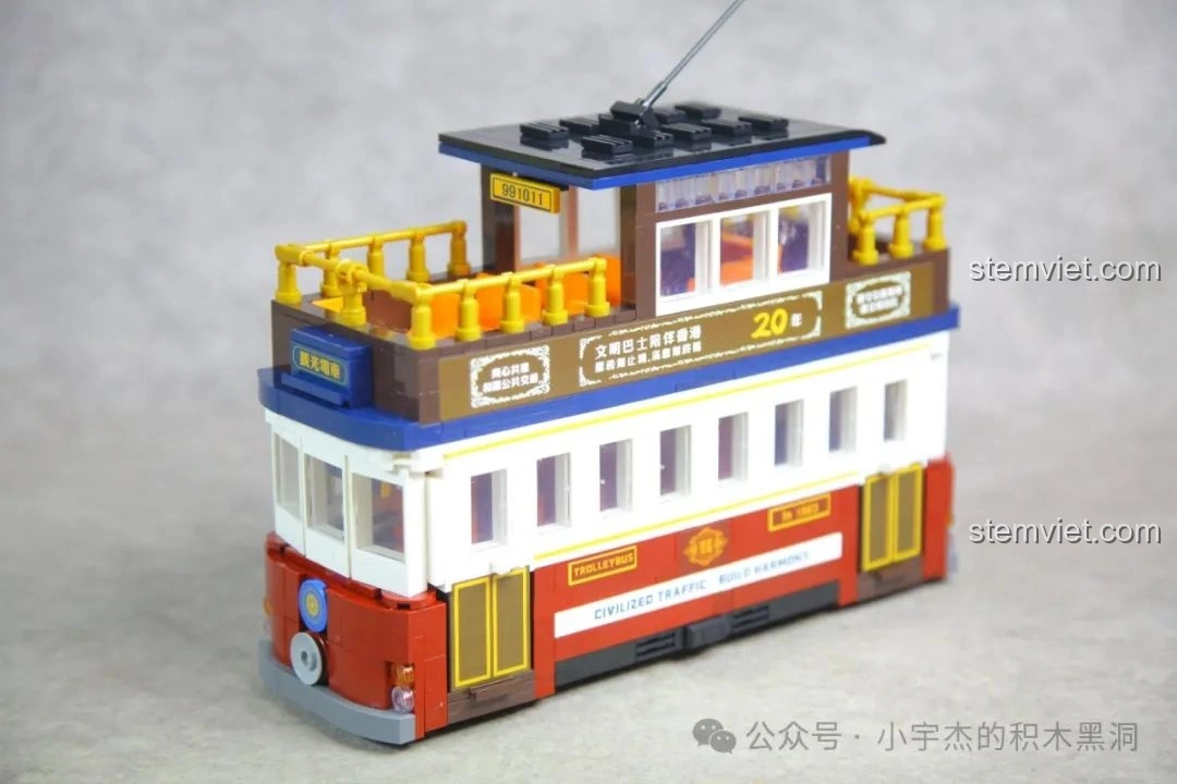 Mô hình hoàn chỉnh của ZHEGAO 991011 Xe Điện Cổ Điển Nostalgic nhìn từ bên hông, cho thấy chiều dài và các hàng cửa sổ đặc trưng.