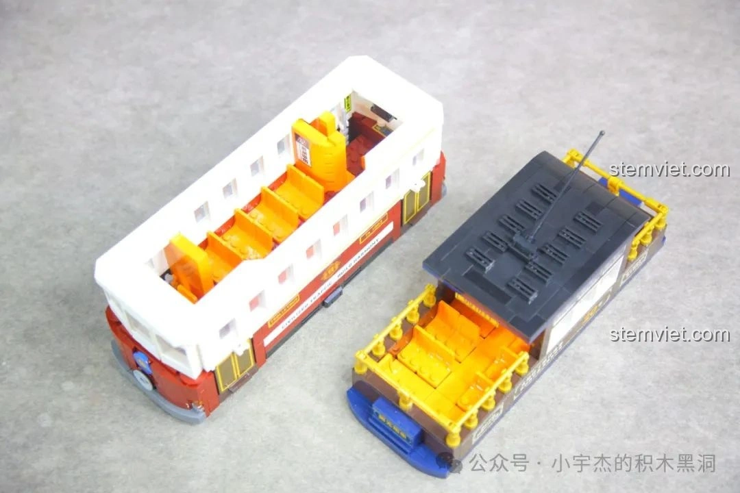 Mô hình hoàn chỉnh của ZHEGAO 991011 Xe Điện Cổ Điển Nostalgic nhìn từ góc nghiêng, thể hiện rõ thiết kế hai tầng và các chi tiết trang trí.