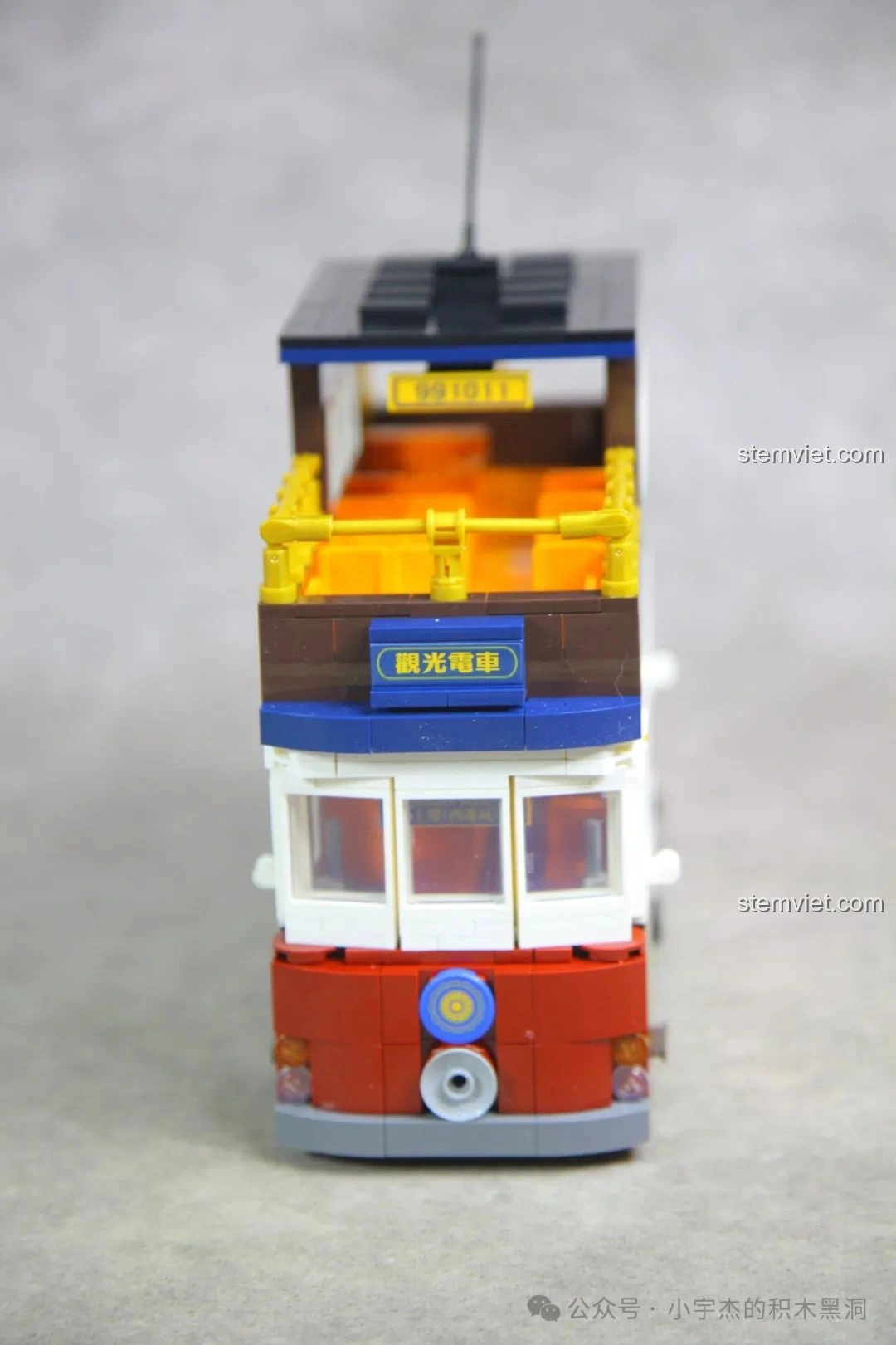 Mô hình hoàn chỉnh của ZHEGAO 991011 Xe Điện Cổ Điển Nostalgic nhìn từ phía sau, với các chi tiết cửa và biển số xe.