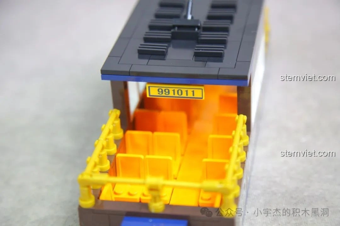 Mô hình hoàn chỉnh của ZHEGAO 991011 Xe Điện Cổ Điển Nostalgic, nhìn từ phía trước, tái hiện chân thực xe buýt hai tầng cổ điển với màu sắc nổi bật.