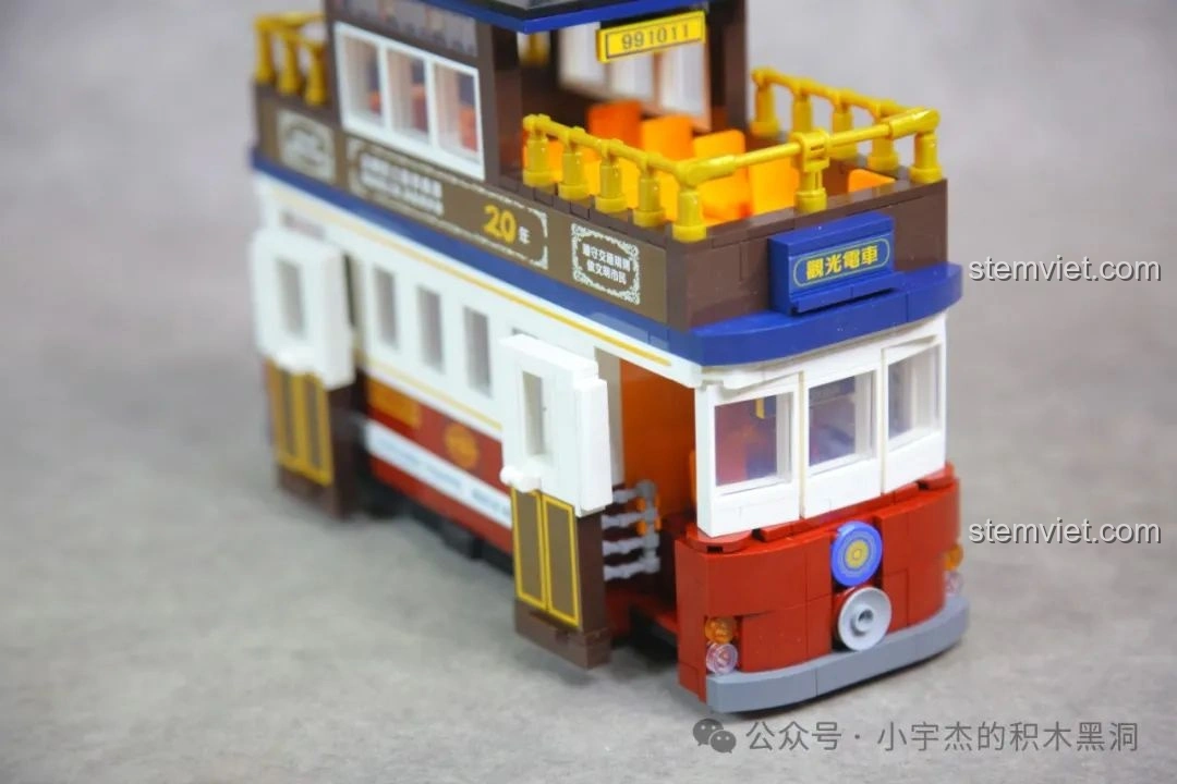 Mô hình ZHEGAO 991011 Xe Điện Cổ Điển Nostalgic hoàn chỉnh đặt cạnh hộp sản phẩm, cho thấy sự tương đồng giữa hình ảnh và thực tế.