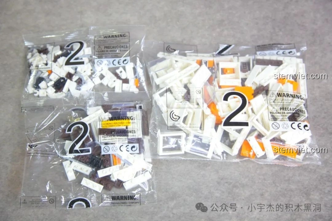 Túi mảnh ghép số 2 của bộ ZHEGAO 991011 Xe Điện Cổ Điển Nostalgic, chứa các chi tiết cửa sổ và tường cho tầng dưới của xe điện.