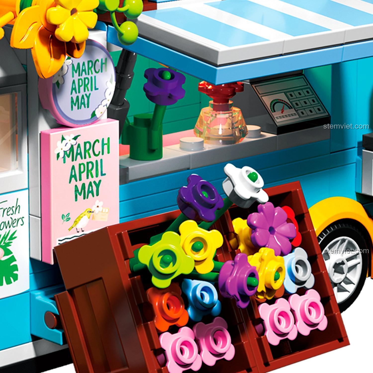 Chi tiết tinh xảo của Cửa Hàng Hoa Di Động DZ 7005, với các loại hoa và lọ nước hoa.