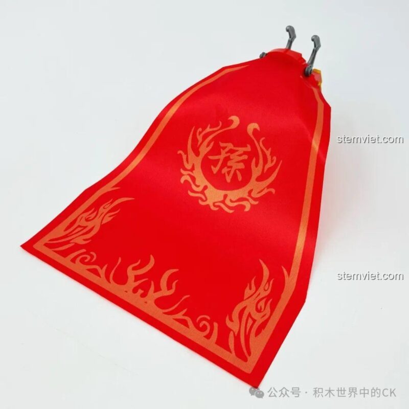 Áo choàng đỏ của bộ lắp ráp ZHEGAO GZ2027 Tề Thiên Đại Thánh Cơ Giáp, có họa tiết lửa và chữ Tôn, đồ chơi lắp ghép cho con trai