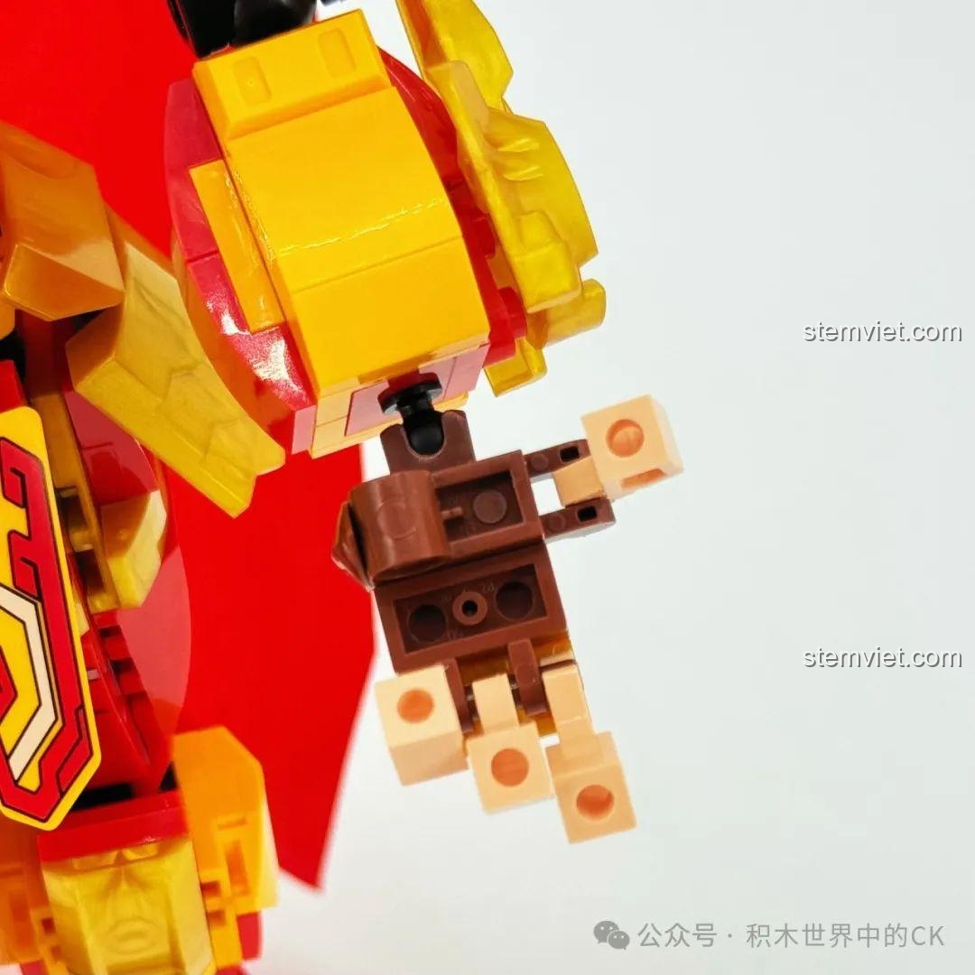 Cận cảnh phần chân và đế của bộ lắp ghép Mỹ Hầu Vương Cơ Giáp Tề Thiên Đại Thánh ZHEGAO GZ2027. Bộ khối lắp ghép Chiến binh Tôn Ngộ Không cho trẻ 6 tuổi.