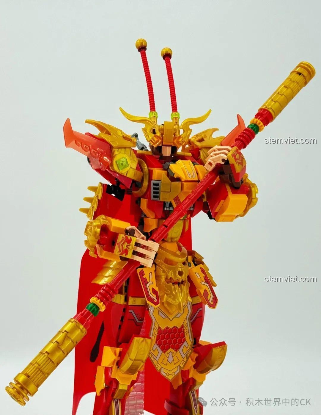 Mô hình Mỹ Hầu Vương Cơ Giáp Tề Thiên Đại Thánh ZHEGAO GZ2027 với Như Ý Kim Cô Bổng trên vai nhìn từ trước. Bộ lắp ráp Mỹ Hầu Vương Cơ Giáp Tề Thiên Đại Thánh 2027 giá hời.