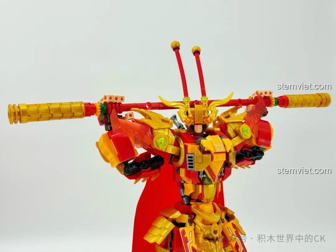 Mô hình Mỹ Hầu Vương Cơ Giáp Tề Thiên Đại Thánh ZHEGAO GZ2027 với Như Ý Kim Cô Bổng trên vai. Đồ chơi xếp hình ZHEGAO 27 giá bình dân.