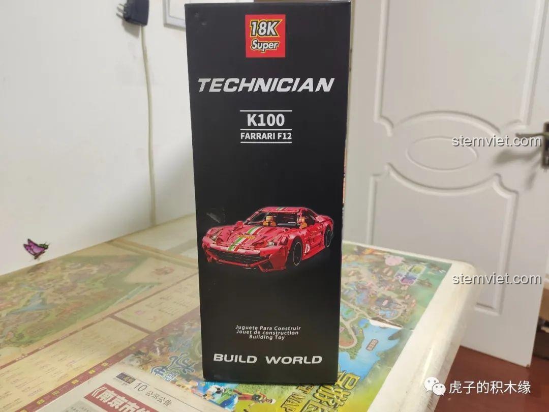 Các bánh xe của mô hình Ferrari F12, với mâm xe màu vàng đen.