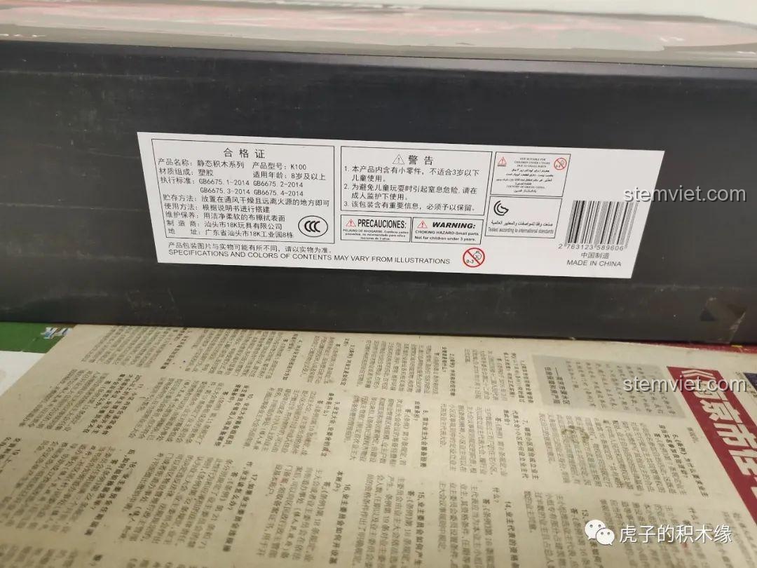 Các bộ phận động cơ L được trưng bày cùng với các túi mảnh ghép.