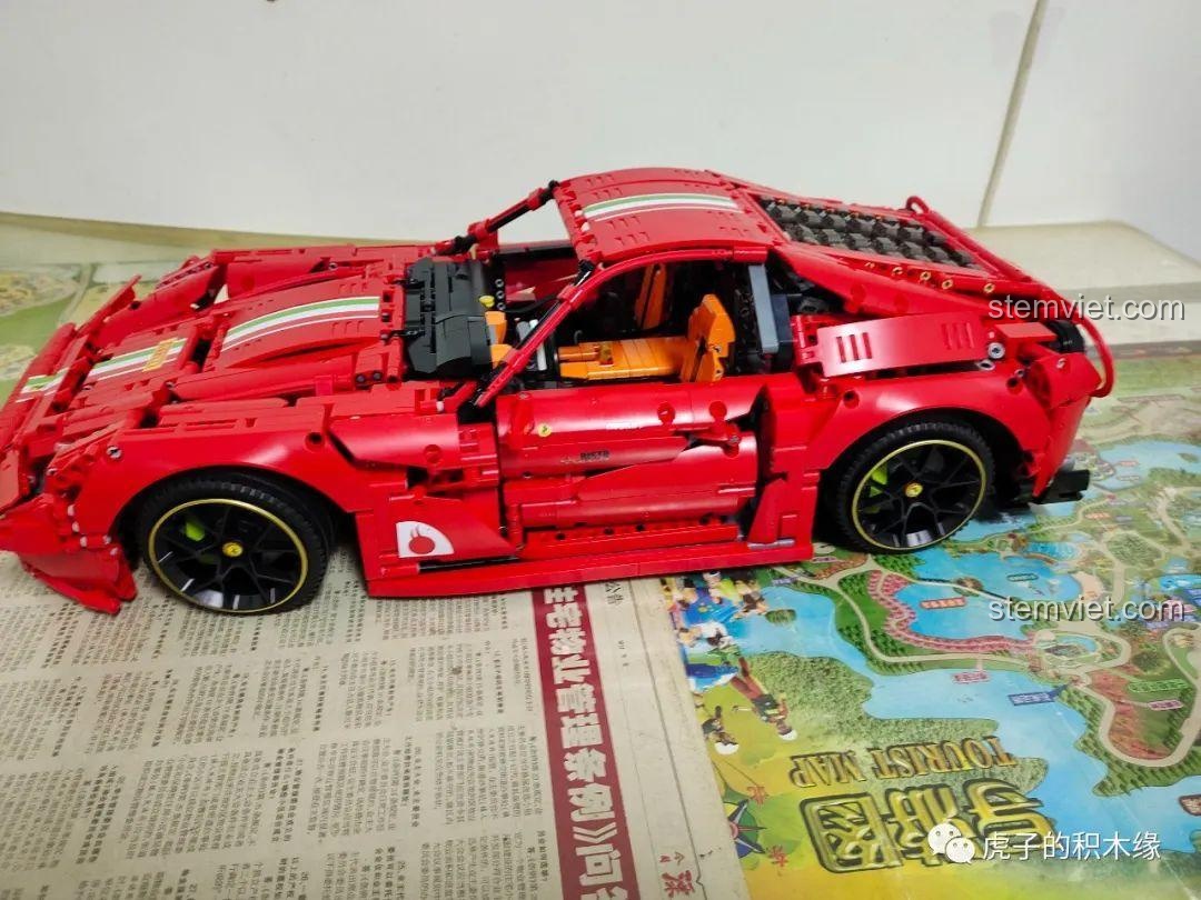 Cận cảnh bánh xe Ferrari F12 màu đỏ.