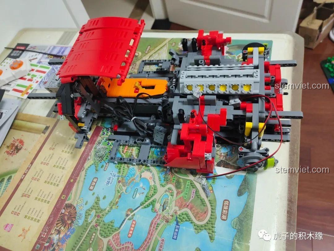 Cận cảnh bánh xe Ferrari F12 màu đỏ.