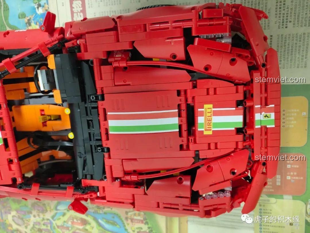 Cận cảnh cửa xe Ferrari F12 màu đỏ.