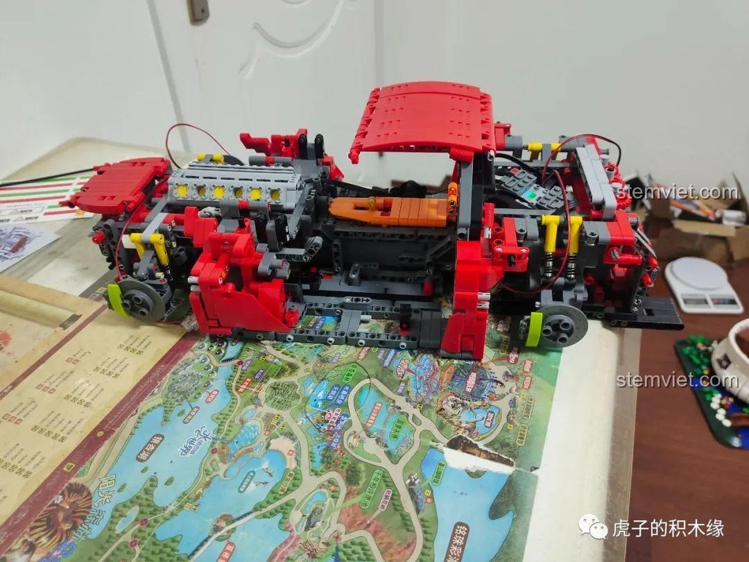 Cận cảnh cửa xe Ferrari F12 màu đỏ.