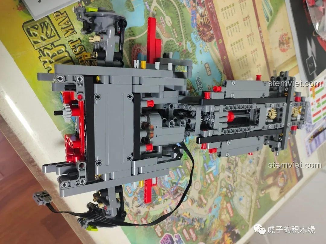 Cận cảnh cửa xe Ferrari F12 màu đỏ.