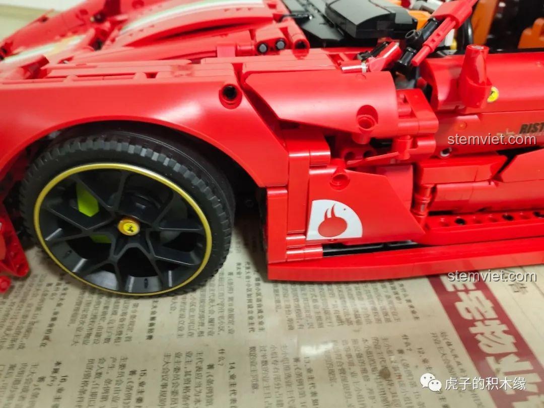 Cận cảnh đầu xe Ferrari F12 màu đỏ.