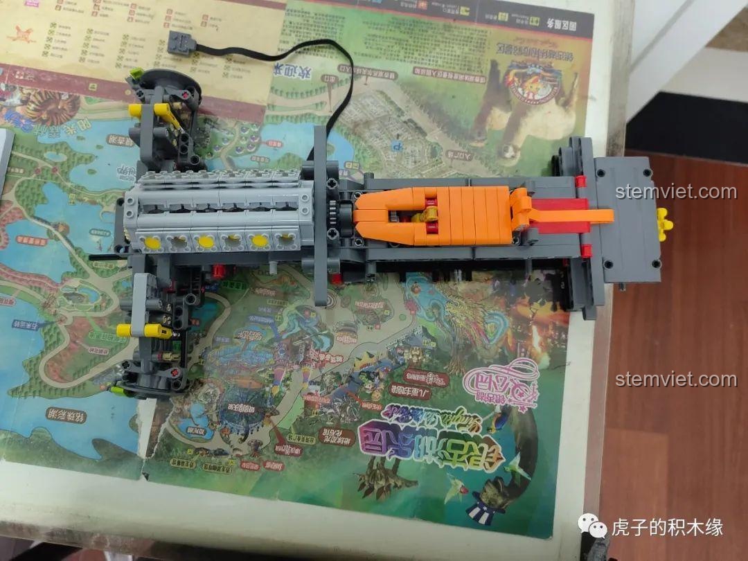 Cận cảnh động cơ bên trong xe Ferrari F12 màu đỏ.