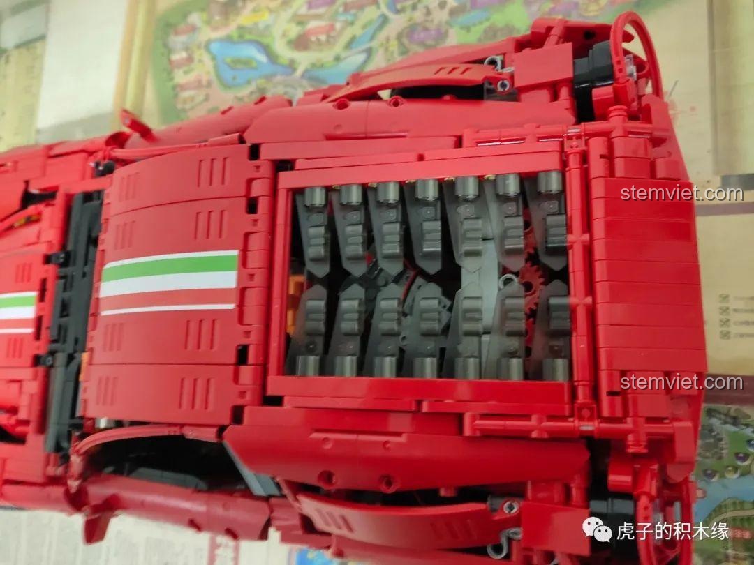 Cận cảnh động cơ V12 của mô hình Ferrari F12.