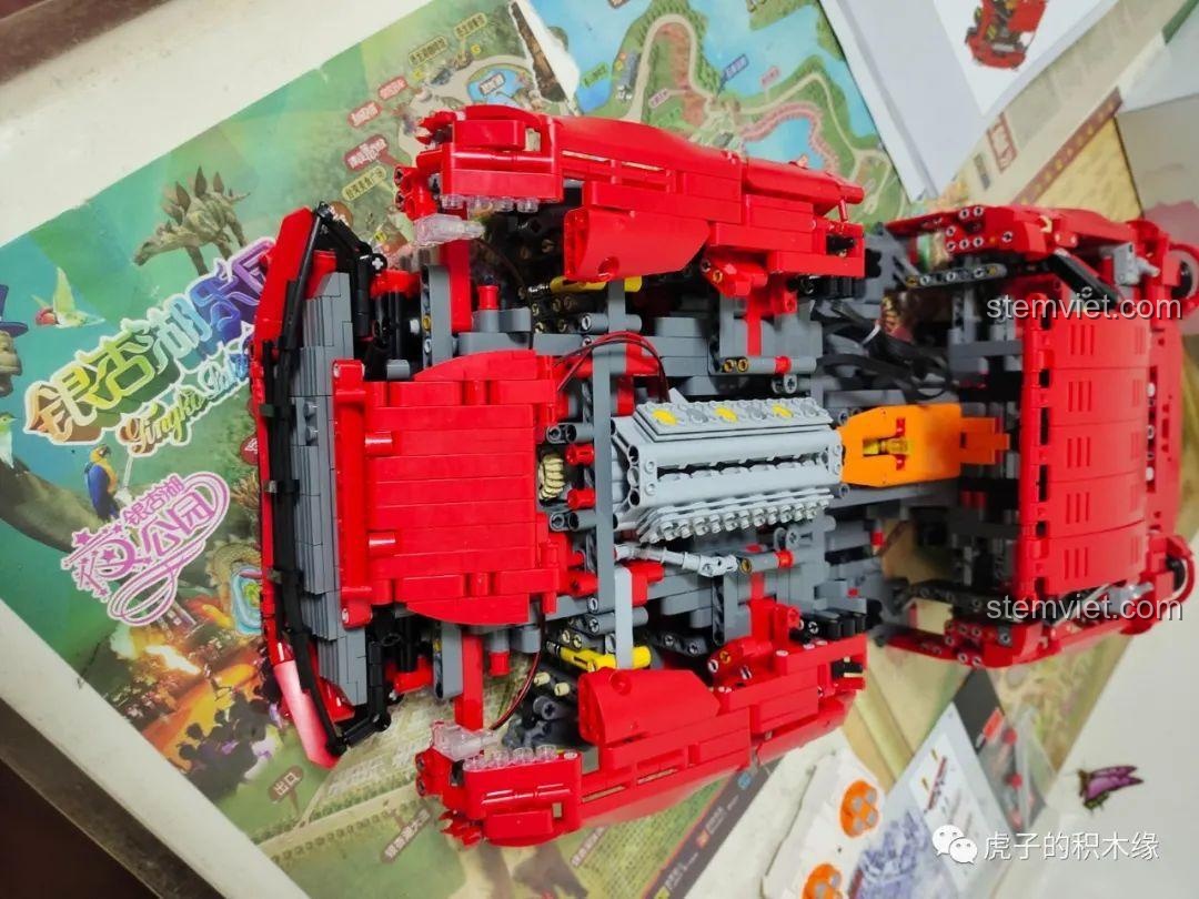 Cận cảnh động cơ V12 của mô hình Ferrari F12.