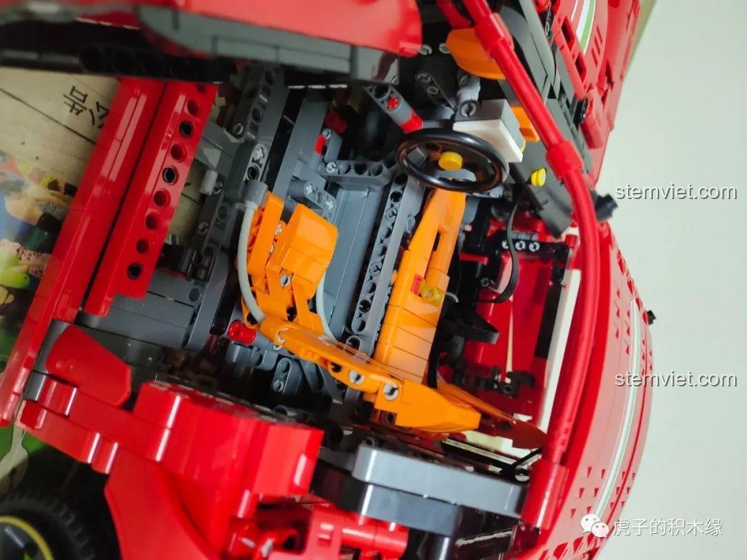 Cận cảnh đuôi xe Ferrari F12 màu đỏ.