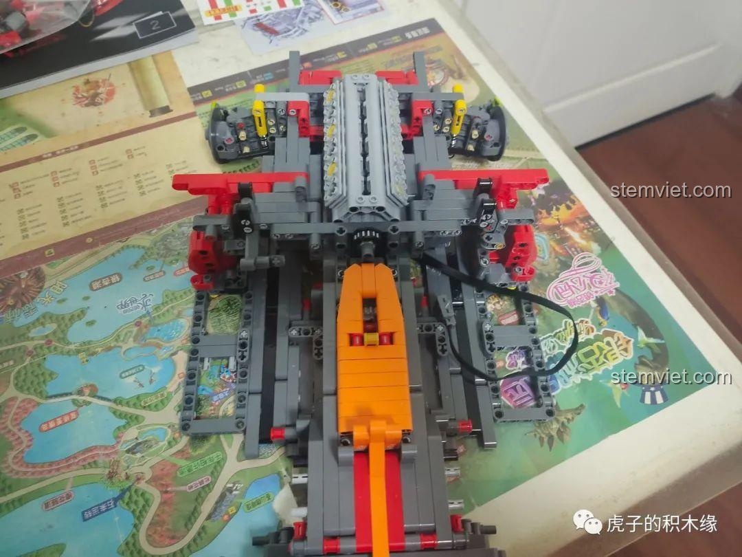 Cận cảnh đuôi xe Ferrari F12 màu đỏ.