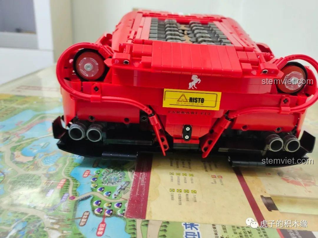 Cận cảnh đuôi xe Ferrari F12 màu đỏ.