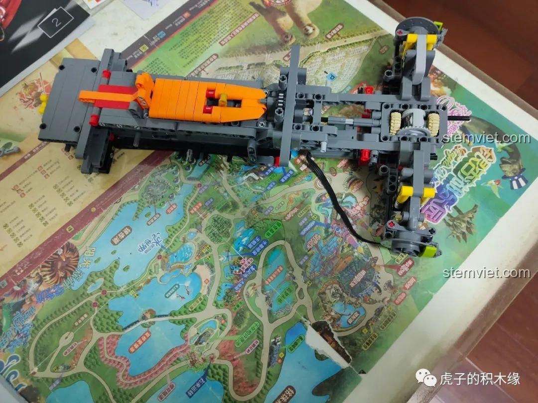 Nóc xe Ferrari F12 màu đỏ với các đường kẻ sọc.