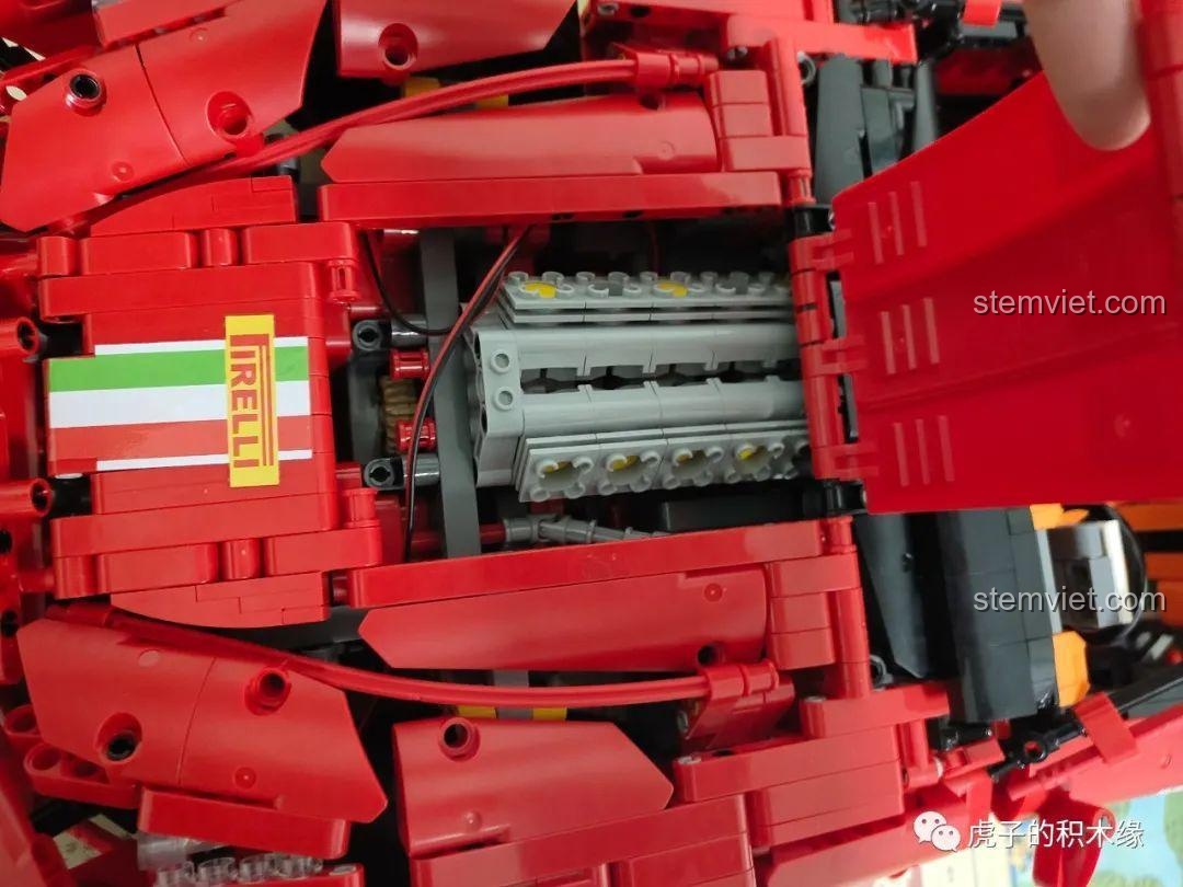 Cận cảnh nóc xe Ferrari F12 màu đỏ.