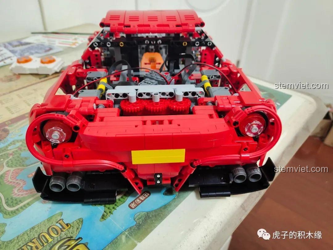 Cận cảnh nóc xe Ferrari F12 màu đỏ.