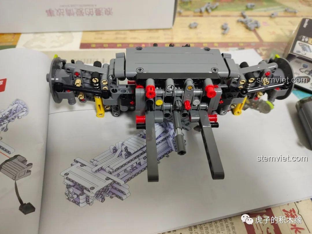 Cận cảnh nội thất xe Ferrari F12 màu đỏ.