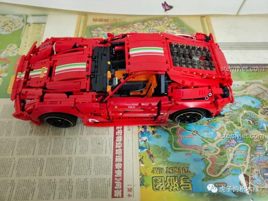 Nội thất xe Ferrari F12 màu đỏ, ghế ngồi màu cam.