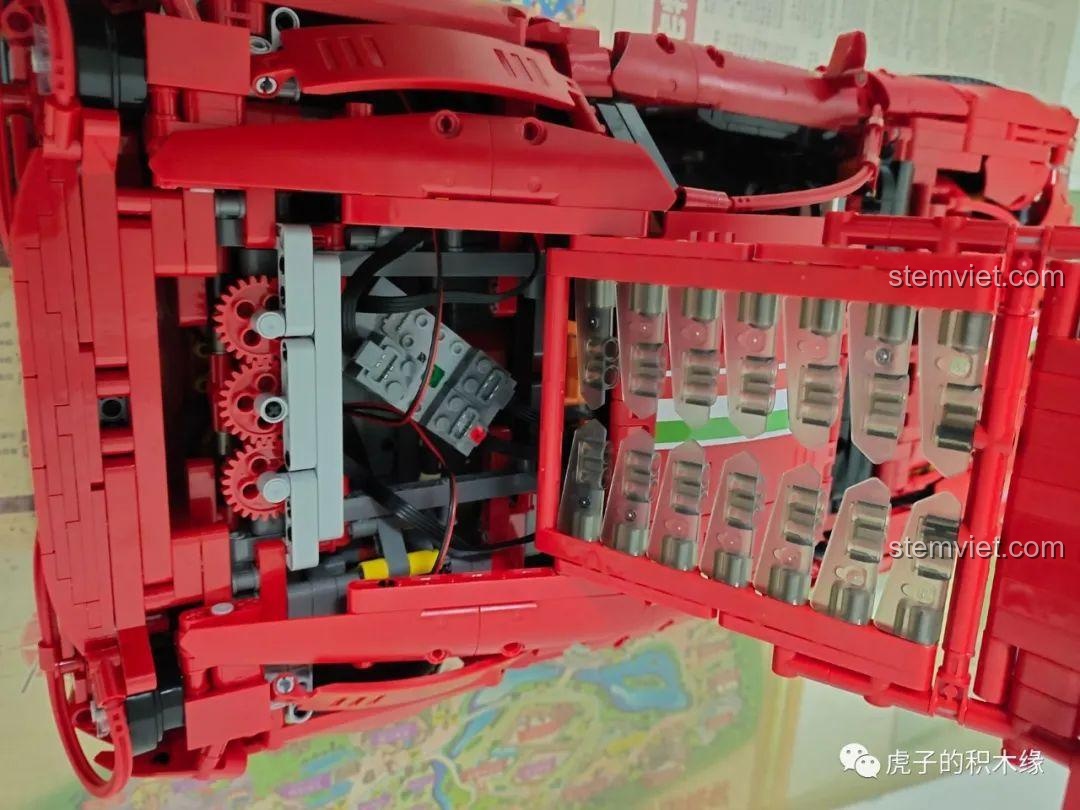 Cận cảnh thân xe Ferrari F12 màu đỏ.