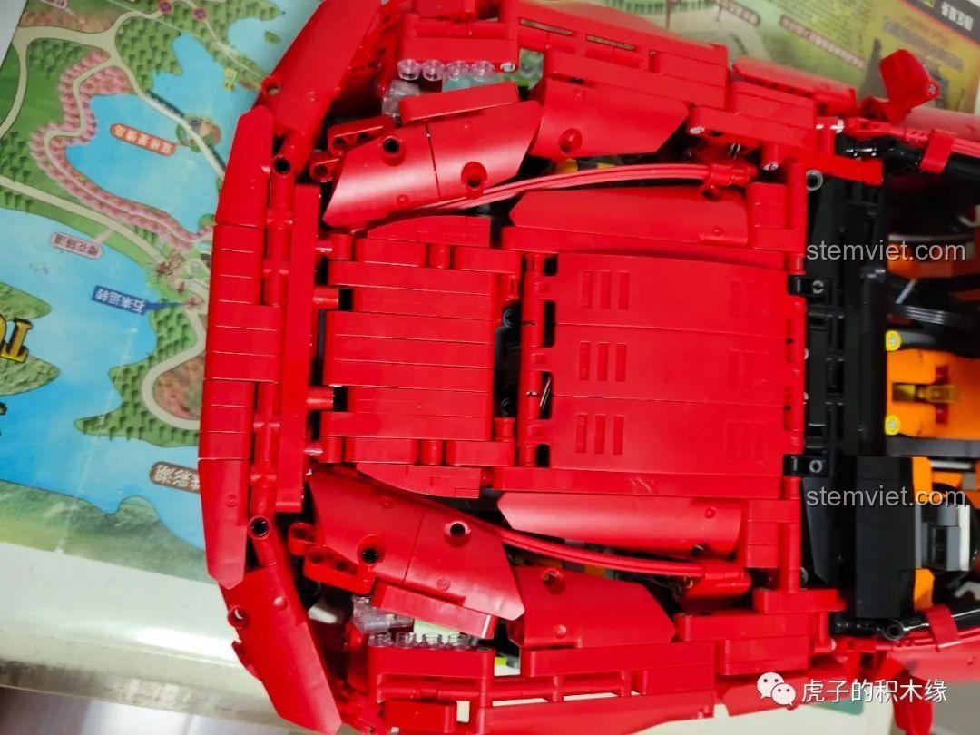 Cận cảnh thân xe Ferrari F12 màu đỏ.