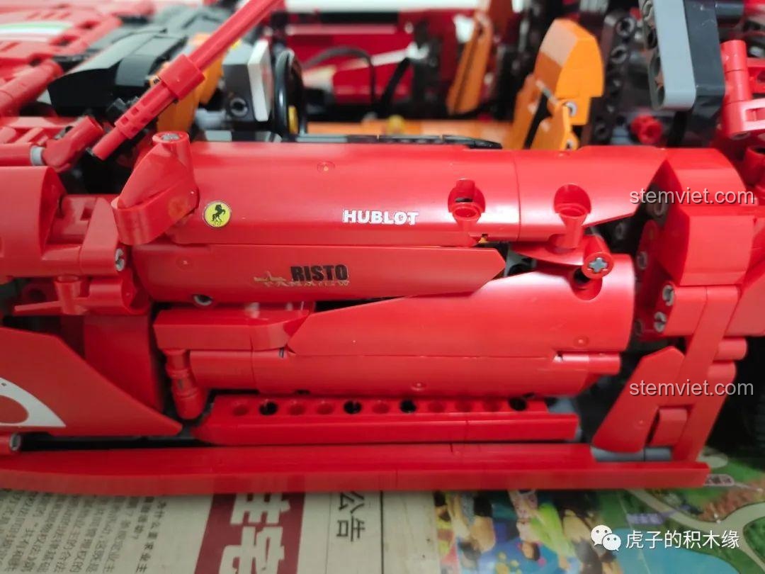 Cận cảnh thân xe Ferrari F12 màu đỏ.