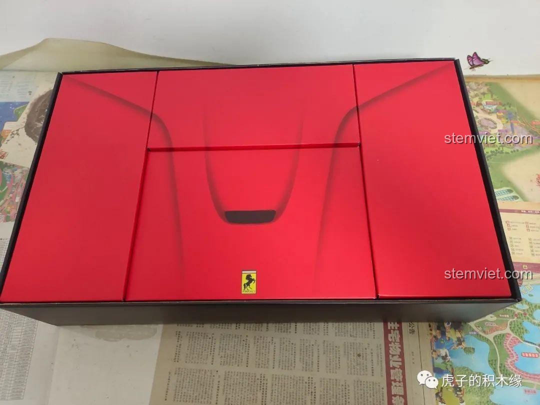 Động cơ V12 của mô hình Ferrari F12 đang được lắp ráp.