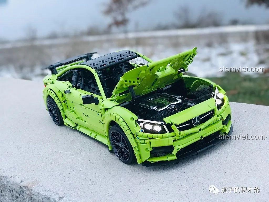 Khoang động cơ V12 của mô hình Ferrari F12 màu xanh lá cây.