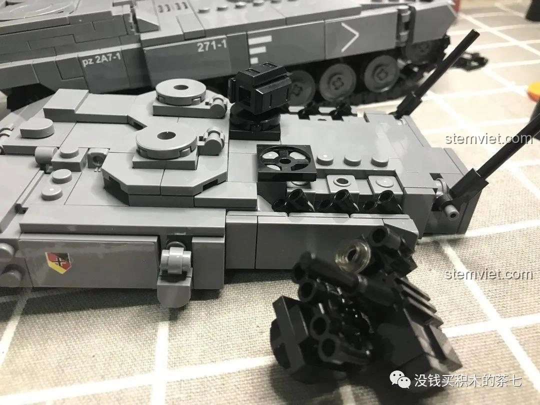 Bốn minifigures lính Đức từ bộ Jiazhi 0104 Xe Tăng Leopard 2A7+ nhìn từ cạnh bên, thể hiện chi tiết trang phục.