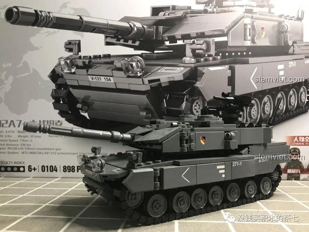 Bốn minifigures lính Đức từ bộ Jiazhi 0104 Xe Tăng Leopard 2A7+ nhìn từ phía sau, thể hiện chi tiết in ấn.