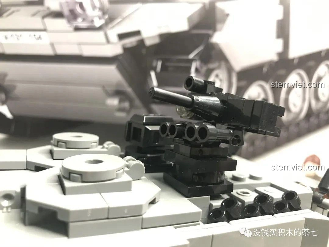 Bốn minifigures lính Đức đi kèm bộ lắp ráp Jiazhi 0104 Xe Tăng Leopard 2A7+, với trang phục rằn ri và in ấn chi tiết.