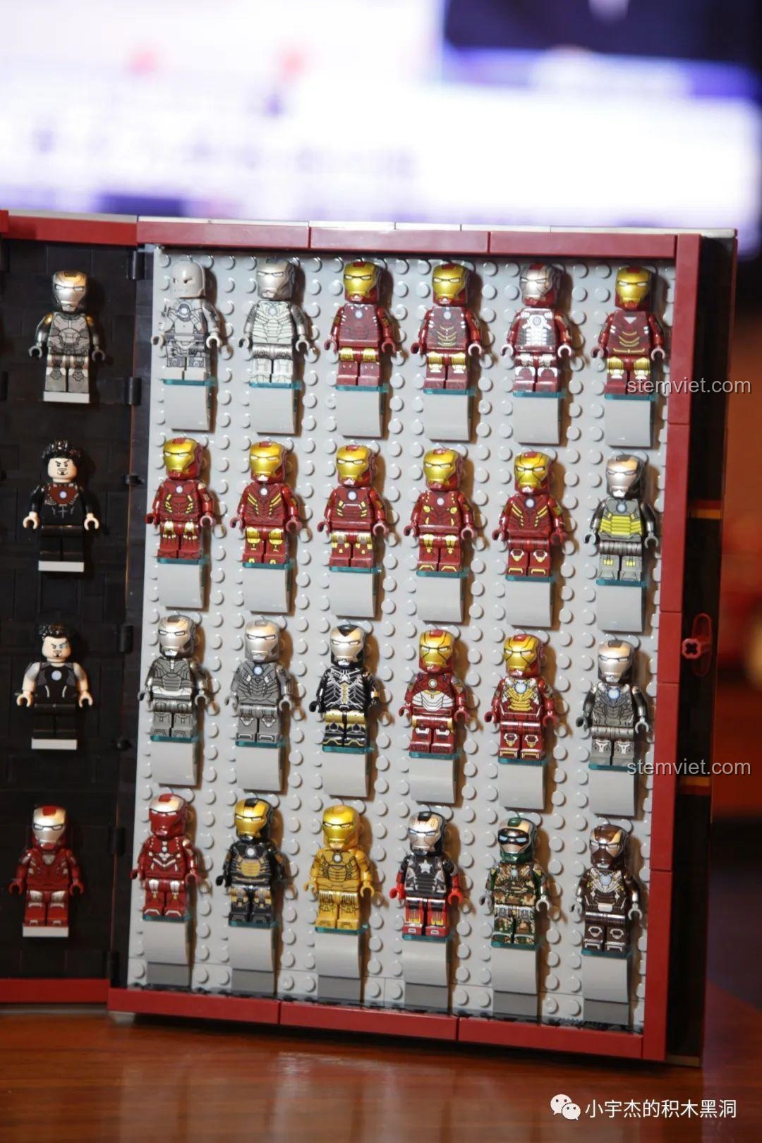 Toàn bộ 52 minifigures Iron Man được trưng bày gọn gàng bên trong Sách Kỷ Niệm SY1361.