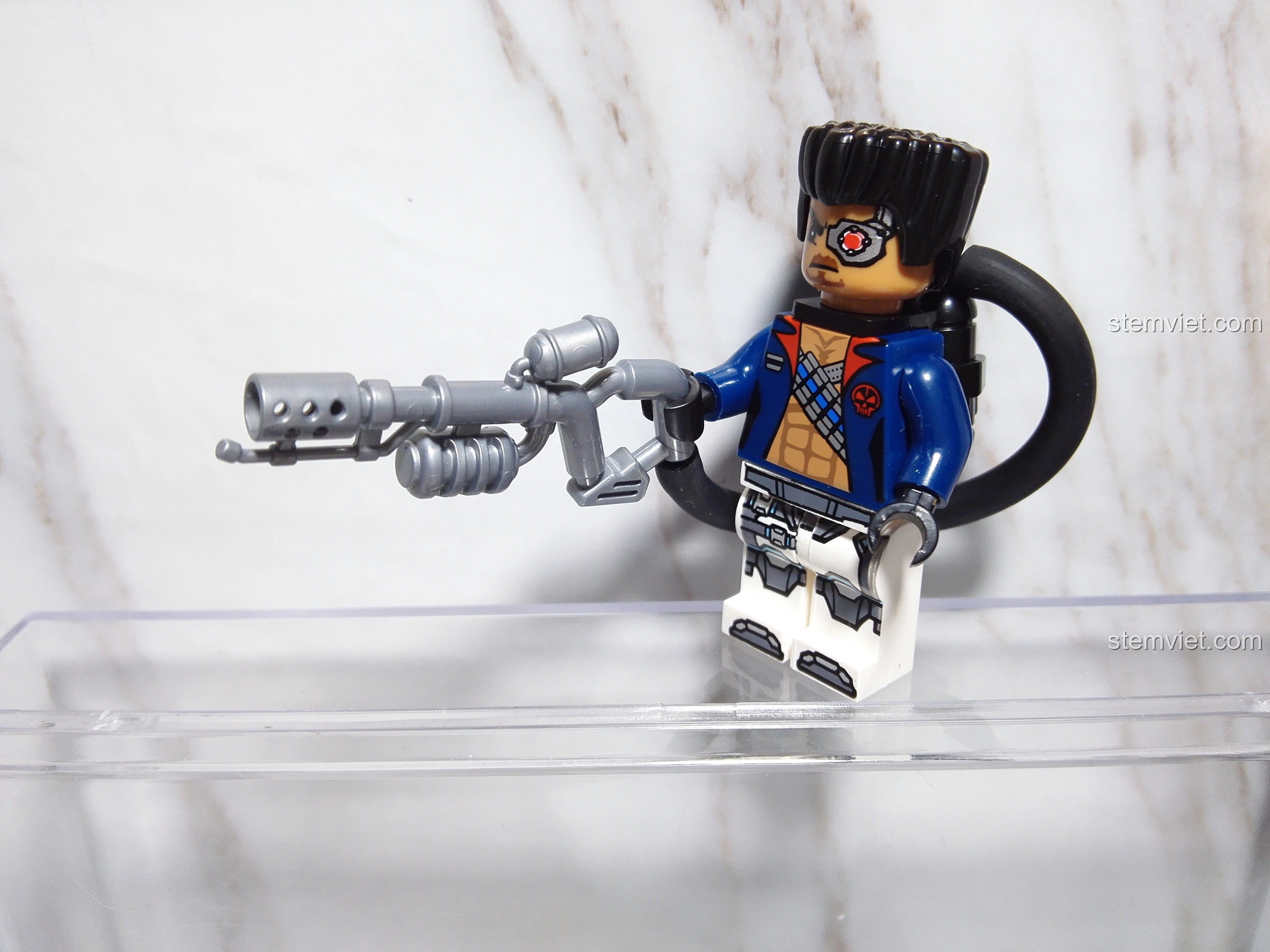 Minifigure Abaddon được trang bị súng phun lửa và bình nhiên liệu, đánh giá QMAN 2706 Xe trinh sát vũ trang.