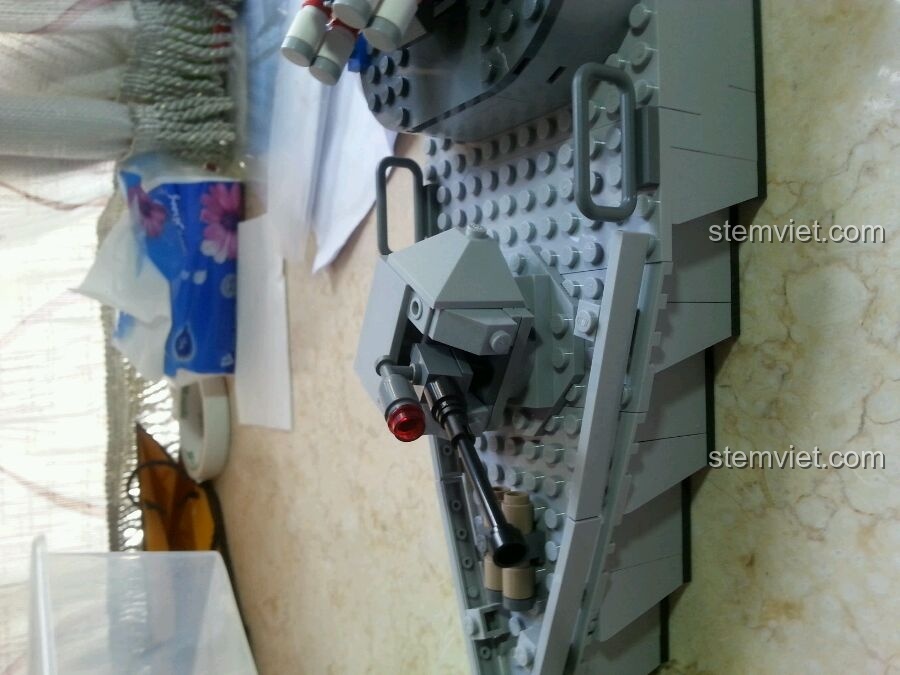 Ăng-ten và các thiết bị liên lạc trên cầu tàu của bộ lắp ráp GUDI 8026 Tàu Hộ Vệ Tên Lửa đã hoàn thiện, tăng tính chân thực.