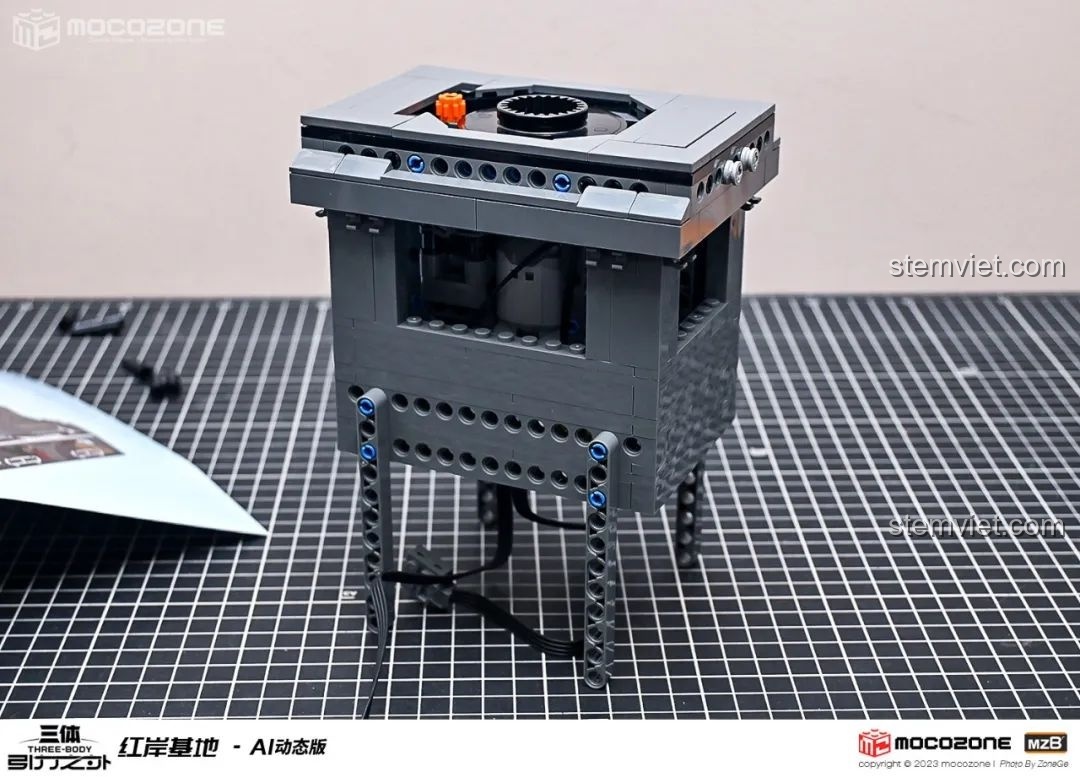 Mô hình Hồng Ngạn Cơ Địa (Red Coast Base) Tam Thể với ăng-ten radar đã được lắp hoàn chỉnh.