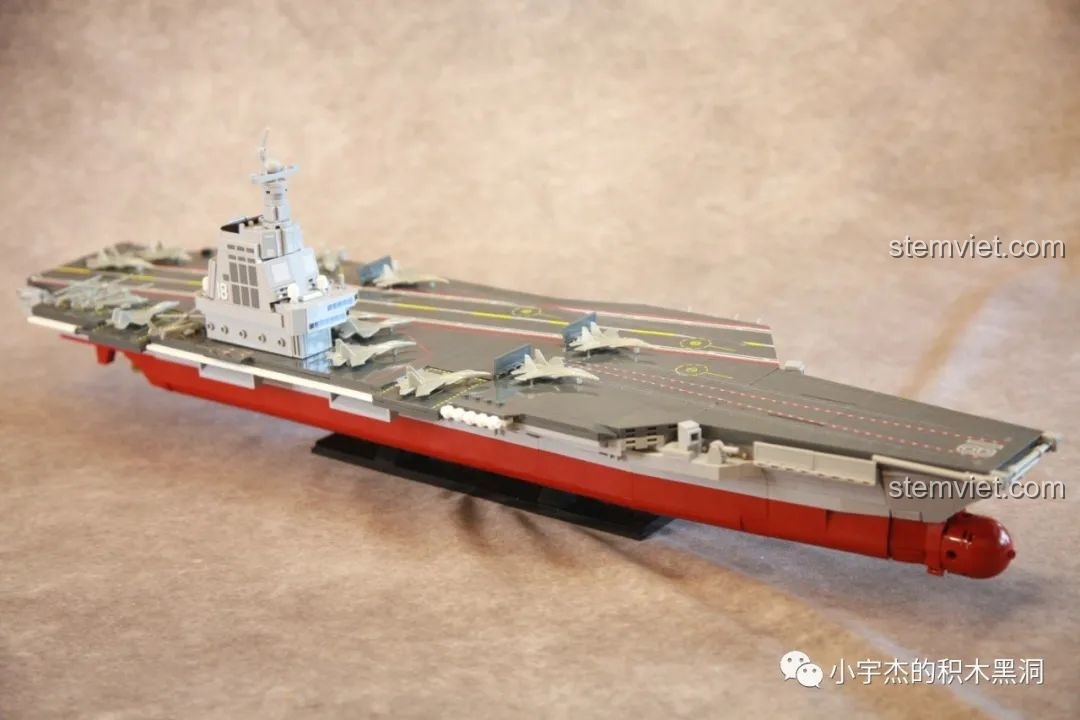 Cận cảnh các ăng-ten roi ở hai bên thân tàu của mô hình Sluban M38-B1188 Tàu Sân Bay Phúc Kiến.