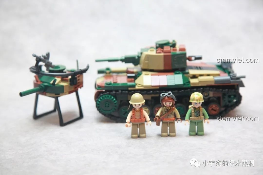 Ảnh chụp chung cả hai phiên bản xe tăng và ba minifigure từ bộ lắp ráp Sluban M38-B1107.