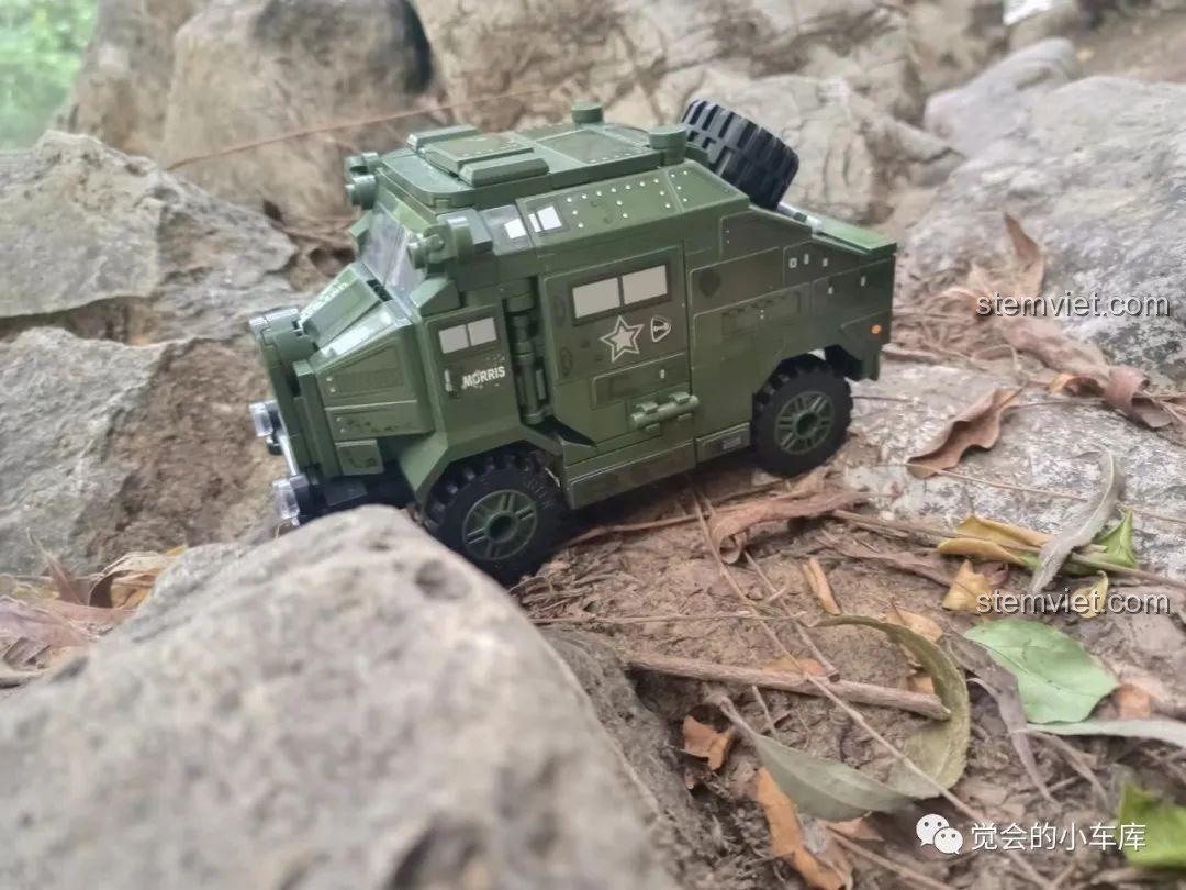 Ảnh chụp nghệ thuật ngoài trời của xe Morris C8 QMAN 21023, làm nổi bật thiết kế và màu sắc.