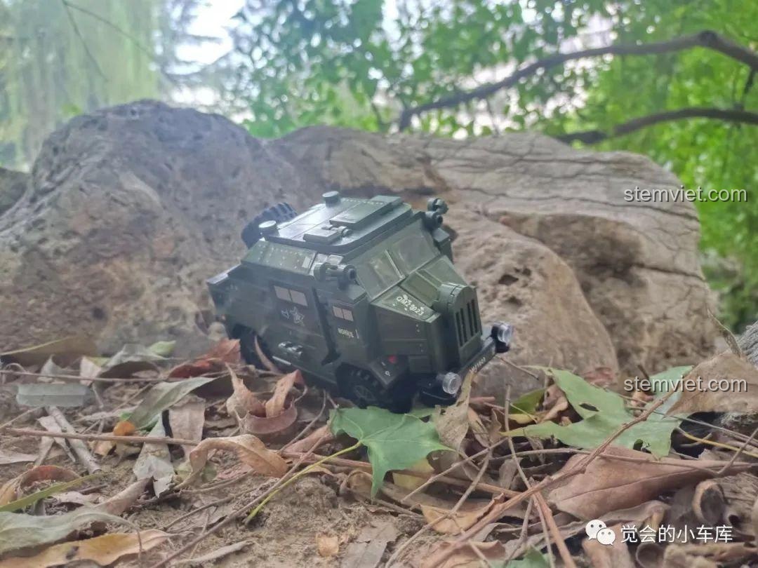 Ảnh chụp nghệ thuật cuối cùng của xe Morris C8 QMAN 21023 trong bối cảnh thiên nhiên.