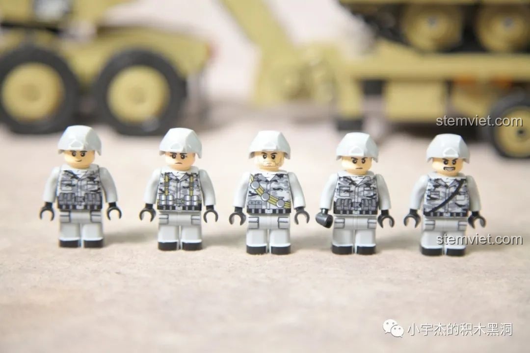 Ảnh chụp toàn bộ sản phẩm Panlos 628015 hoàn chỉnh cùng 5 minifigures, một bộ đồ chơi mô hình xe tải quân sự đáng tiền.