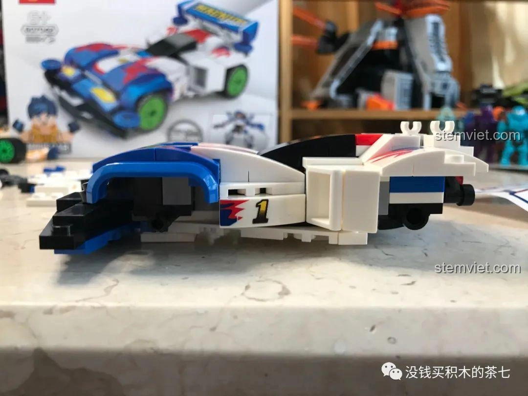 Hai minifigure Tinh Mã Liệt và Tinh Mã Hào đứng cạnh xe đua Sonic Saber và Magnum Saber, tái hiện cặp đôi anh em huyền thoại trong anime Mini 4WD.